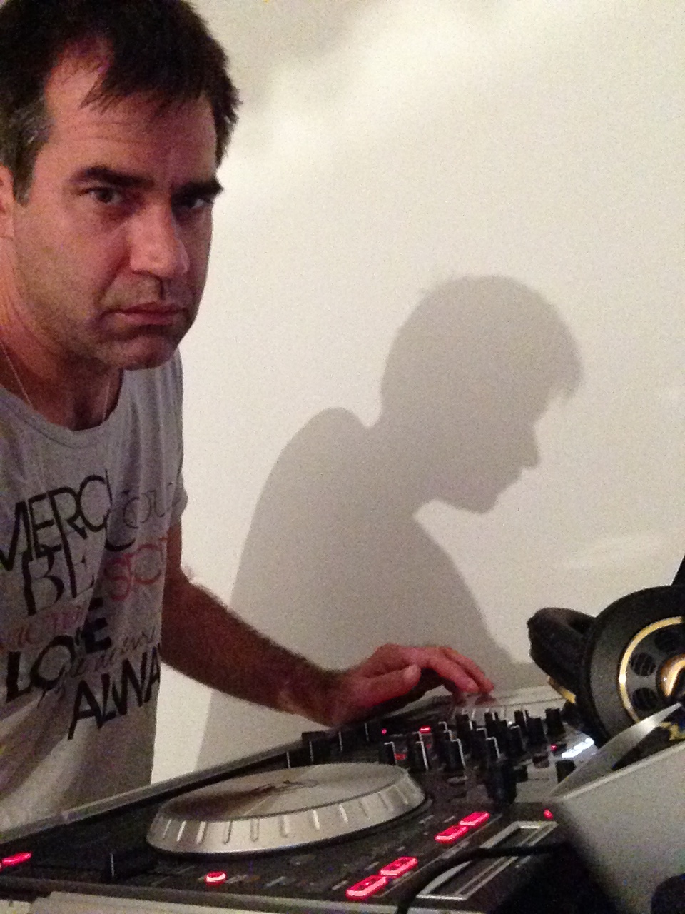 DJ CONSOLE